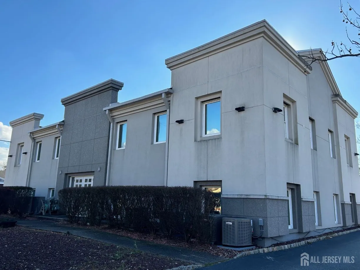 Central NJ/Bucks County, PA Real Estate | View 1967 Oak Tree Road | Listing