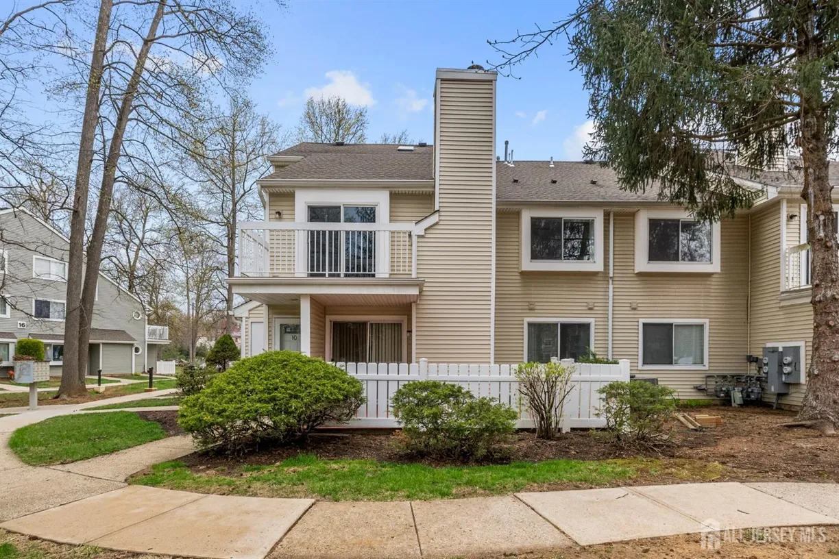 Central NJ/Bucks County, PA Real Estate | View 10 Wynwood Drive | 3 Beds, 2 Baths