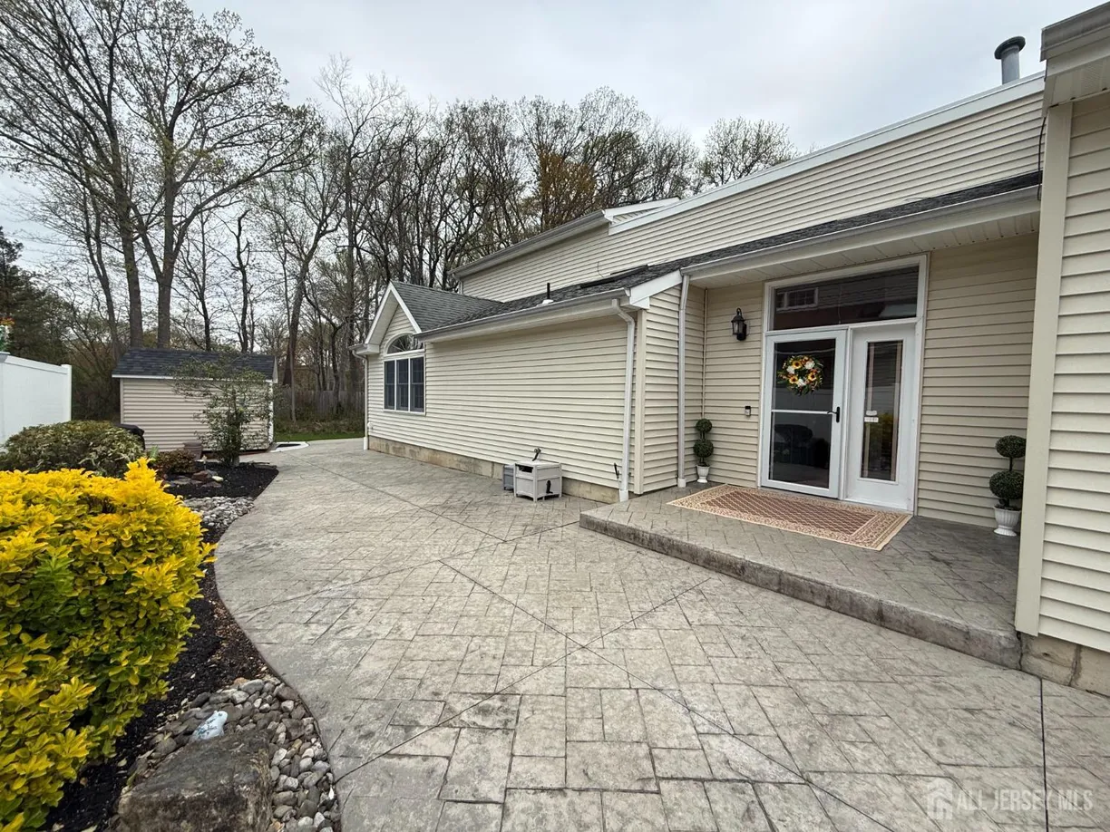 Central NJ/Bucks County, PA Real Estate | View 38 Woodland Way | 3 Beds, 2 Baths
