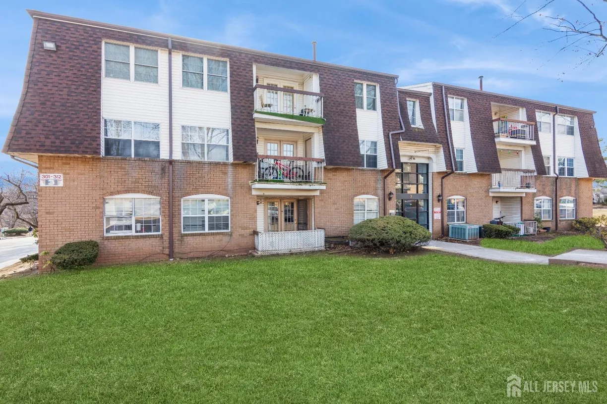 Central NJ/Bucks County, PA Real Estate | View 307 Green Hollow Drive | Listing