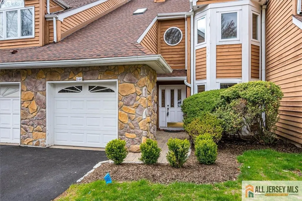 Central NJ/Bucks County, PA Real Estate | View 144 Coppertree Court | 3 Beds, 2 Baths