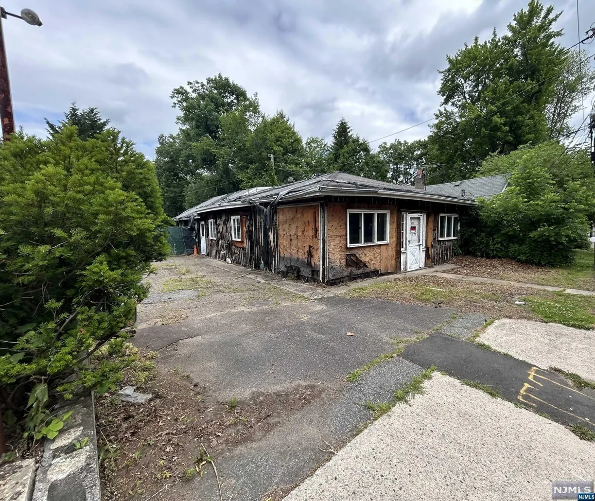 Bergen County Real Estate | View 495 Paramus | 3 Beds, 2 Baths