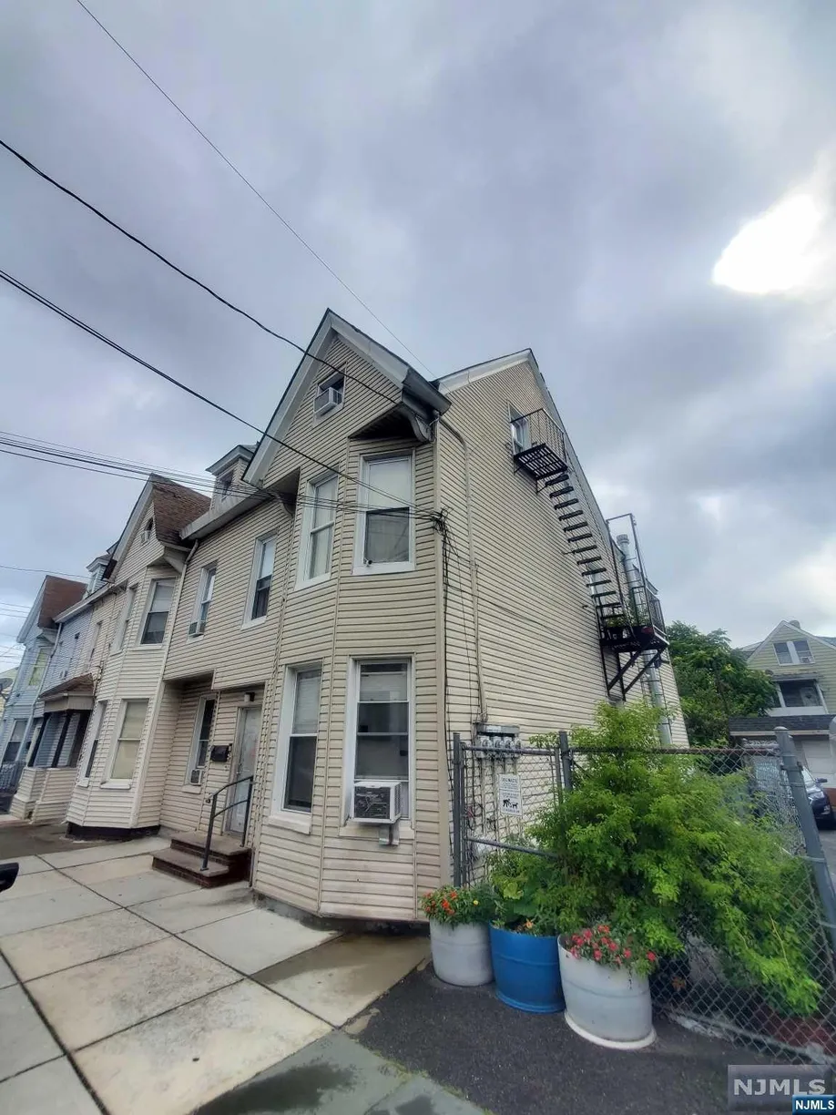 Jersey City/Hoboken Real Estate | View 781-783 18th | 3 Baths
