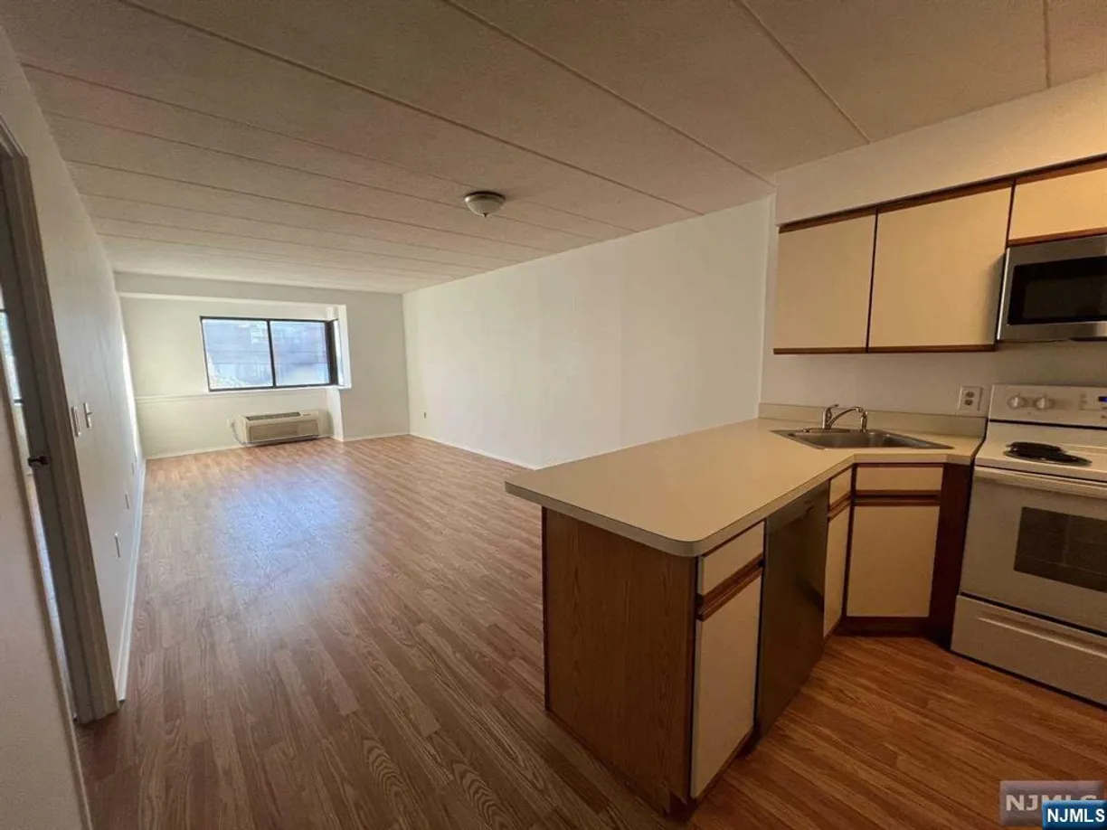 Bergen County Real Estate | View 5 Linden, 2F | 1 Bed, 1 Bath