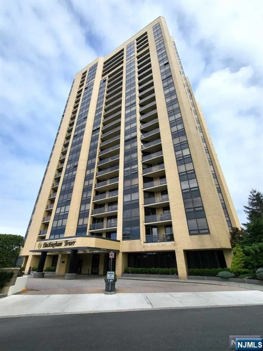 Bergen County Real Estate | View 800 Palisade, 902 | 2 Beds, 2 Baths
