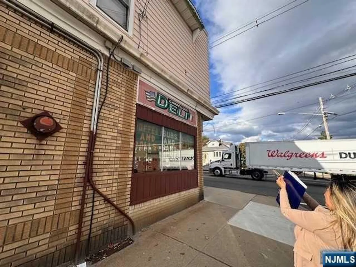 Jersey City/Hoboken Real Estate | View 276 Belleville | Listing