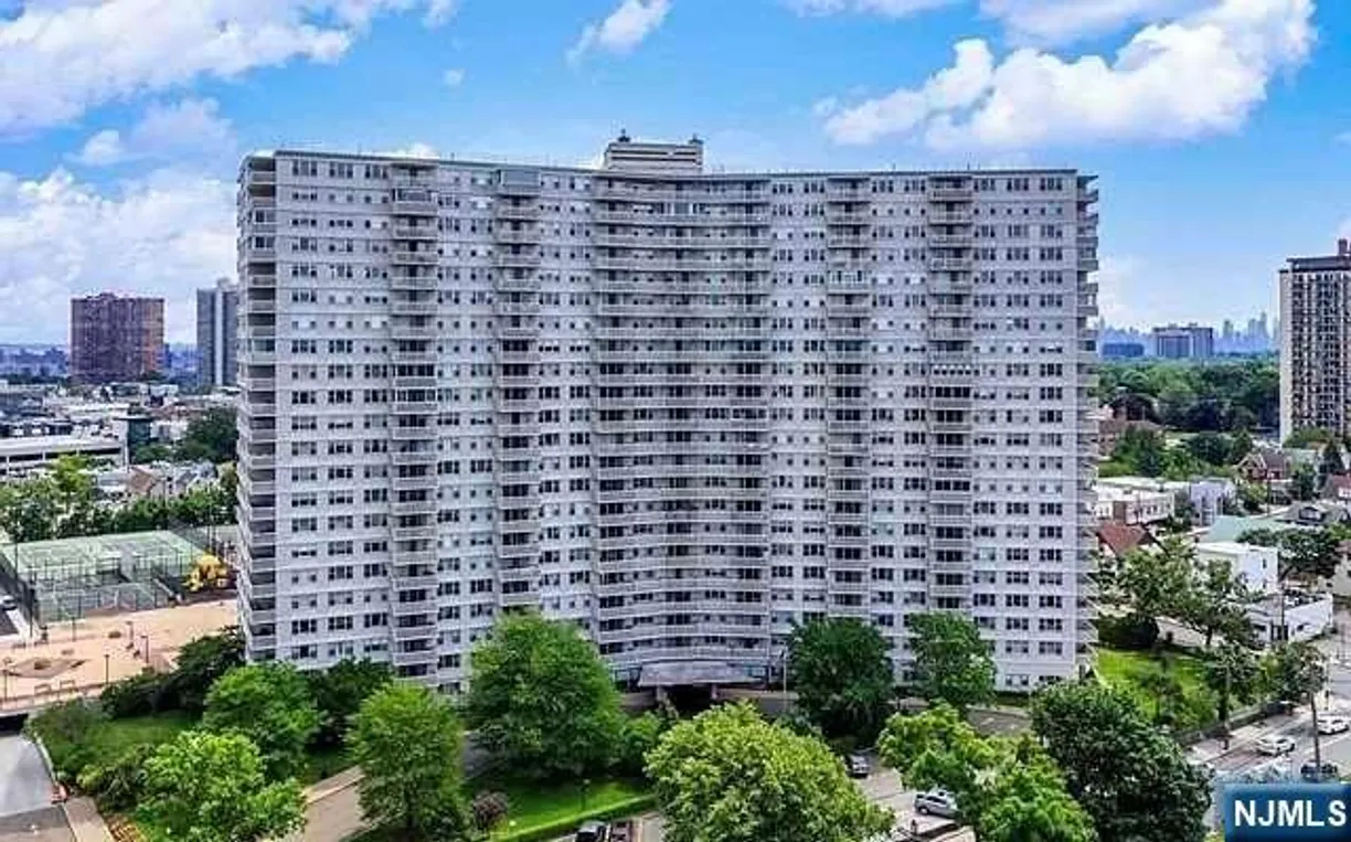 Bergen County Real Estate | View 2000 Linwood, 5Y | 2 Beds, 2 Baths