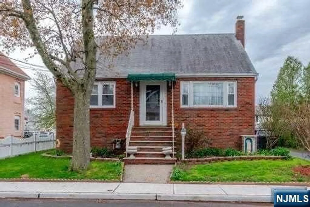 Bergen County Real Estate | View 27 Grove | 4 Beds, 2 Baths