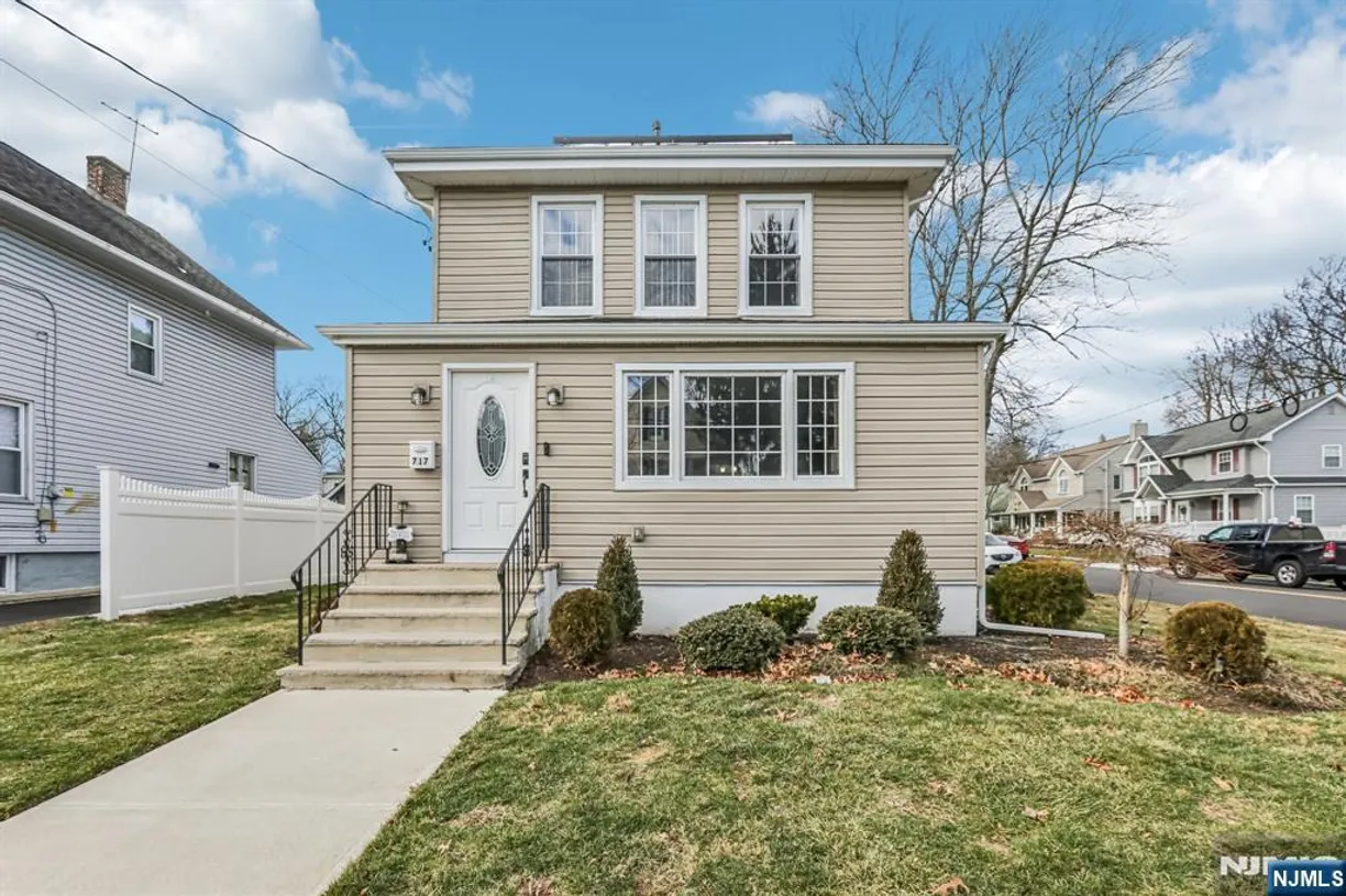 Bergen County Real Estate | View 717 Coles | 3 Beds, 2 Baths