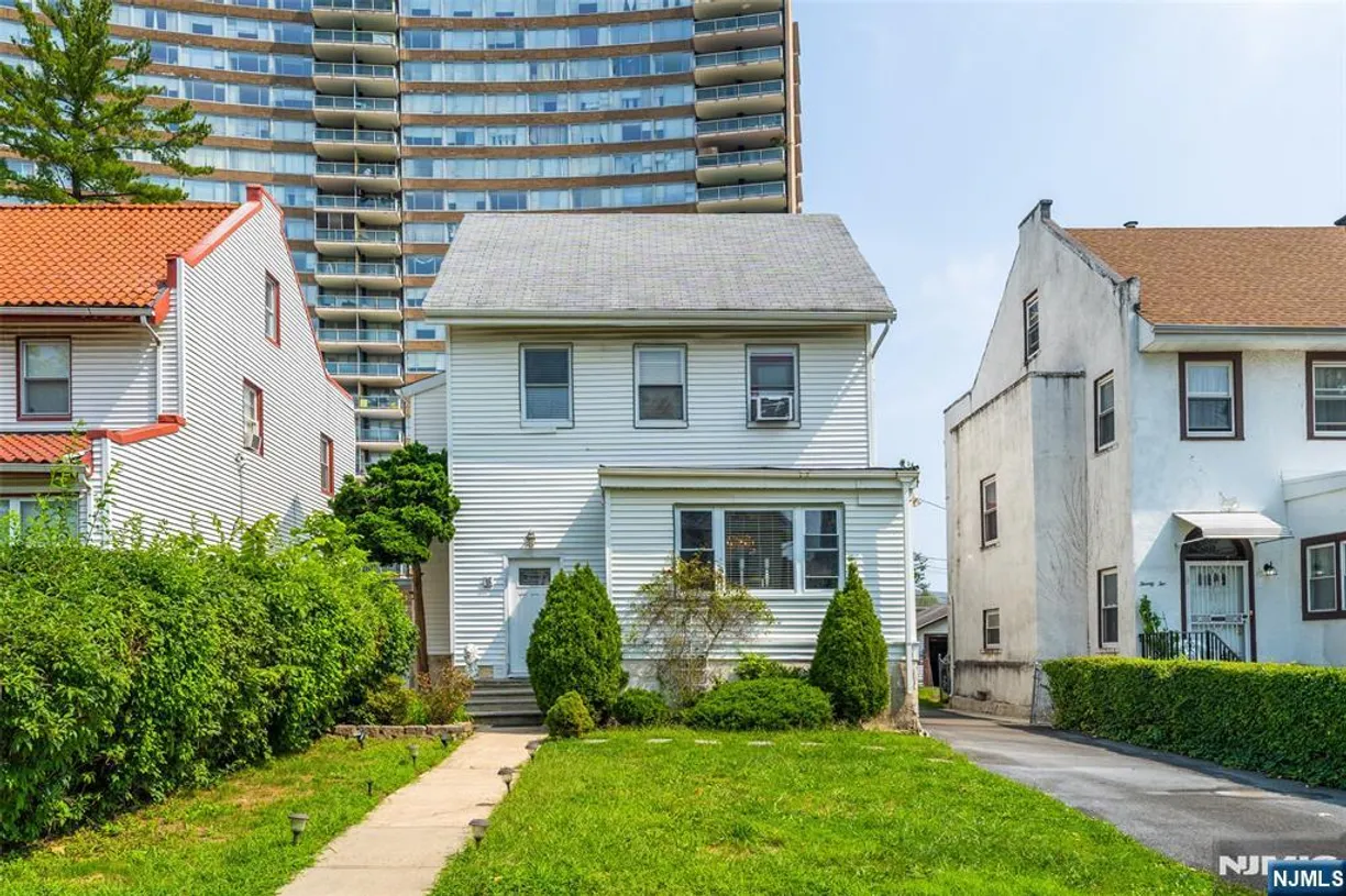 Jersey City/Hoboken Real Estate | View 18 Melrose | 4 Beds, 2 Baths
