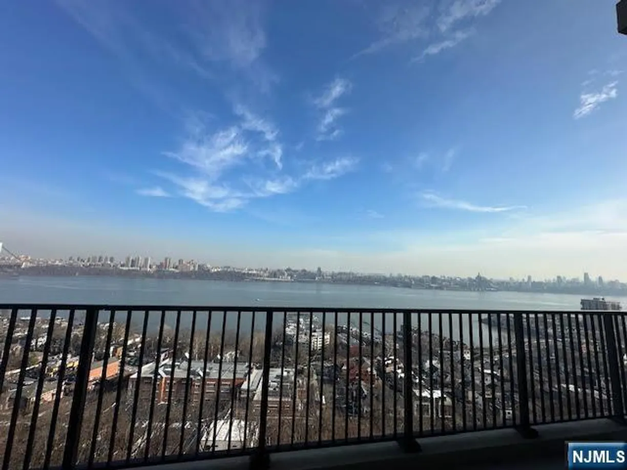 Bergen County Real Estate | View 3 Horizon, 1029 | 2 Beds, 2 Baths