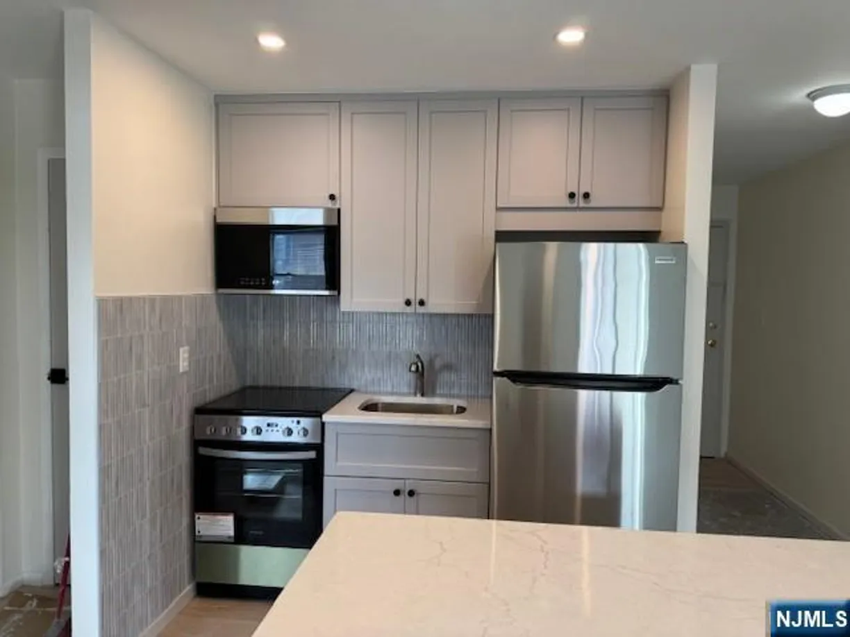 Bergen County Real Estate | View 20 Jefferson, C9 | 1 Bed, 1 Bath