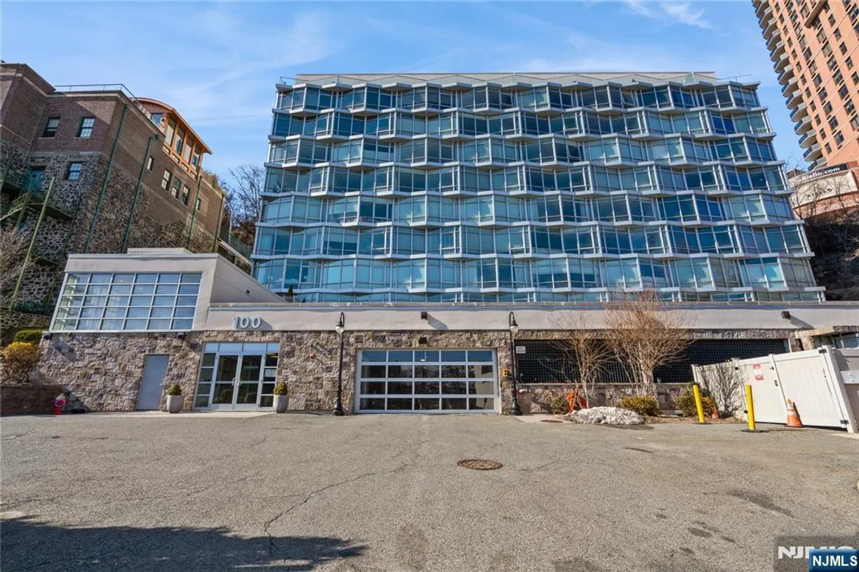 Bergen County Real Estate | View 100 Thompson, 8D | 2 Beds, 2 Baths