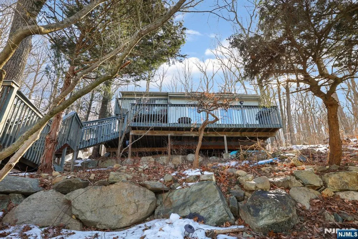 Jersey City/Hoboken Real Estate | View 364 Skyline Lake | Listing