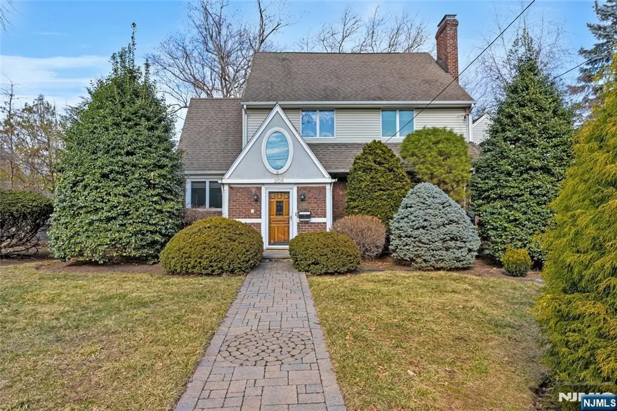Bergen County Real Estate | View 205 Vandelinda | 7 Beds, 4 Baths
