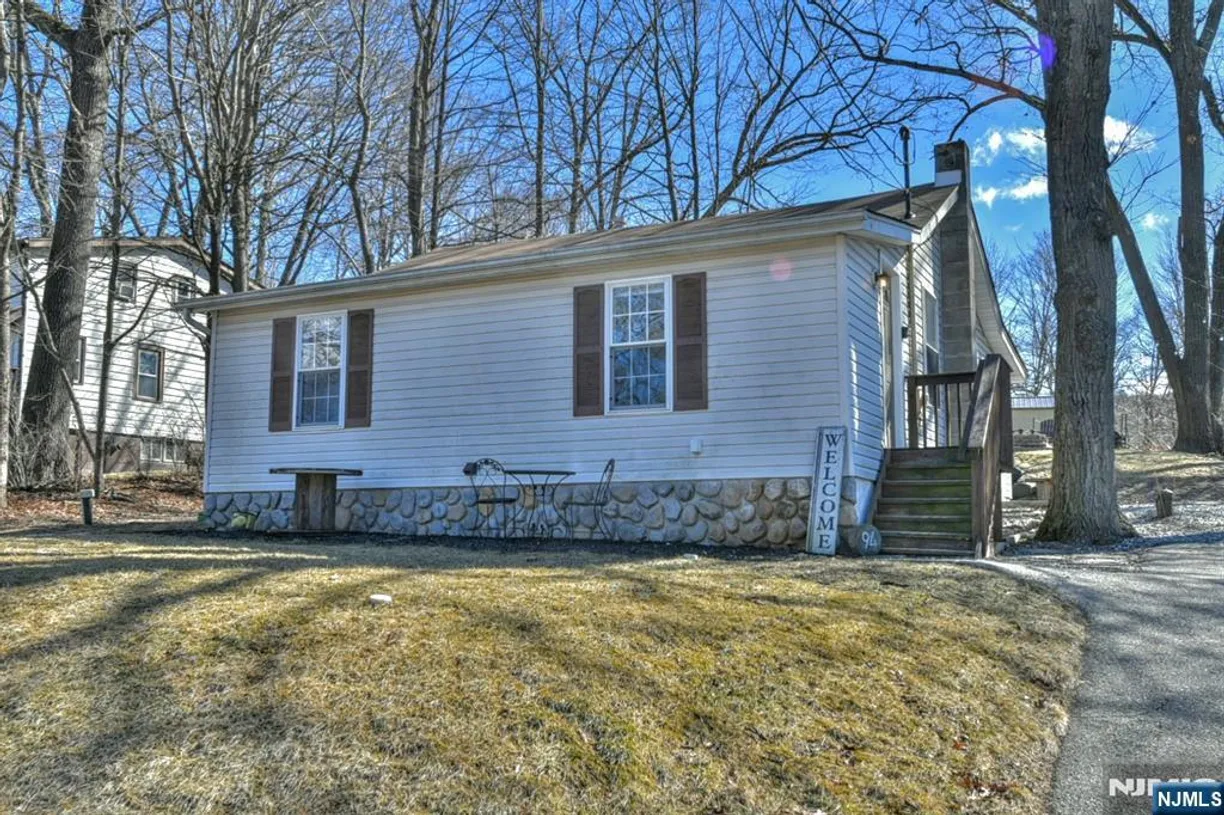 Jersey City/Hoboken Real Estate | View 94 Upper Greenwood Lake | 2 Beds, 1 Bath