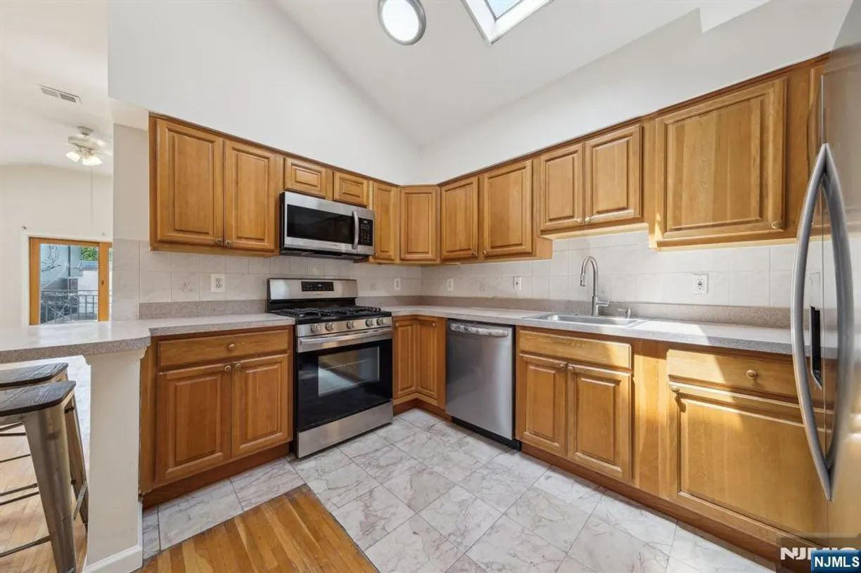 Jersey City/Hoboken Real Estate | View 68 Lincoln, 2 | Listing