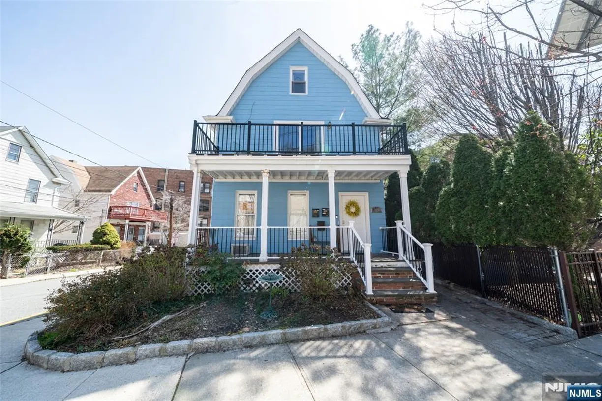 Bergen County Real Estate | View 425 Undercliff | 2 Baths