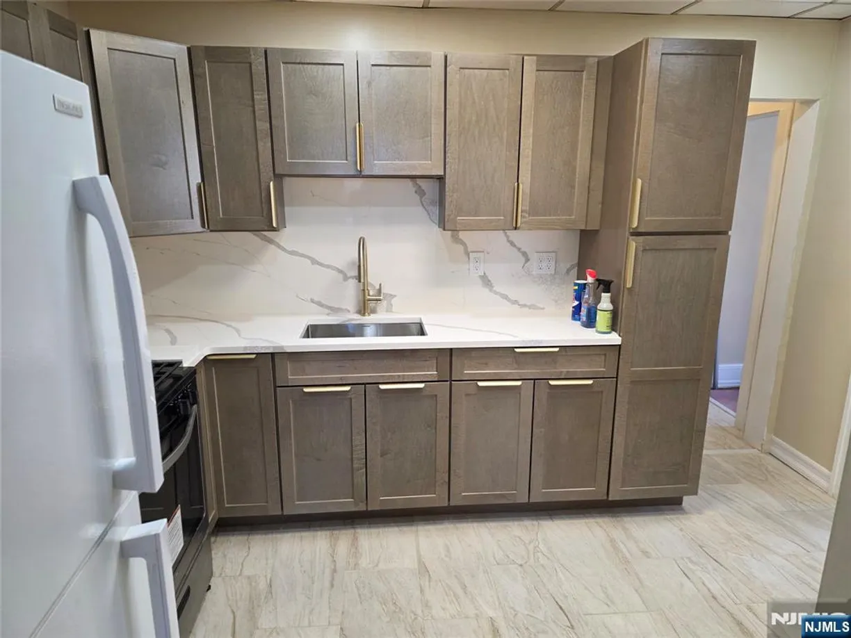 Bergen County Real Estate | View 246 Walker, 3 | 2 Beds, 1 Bath