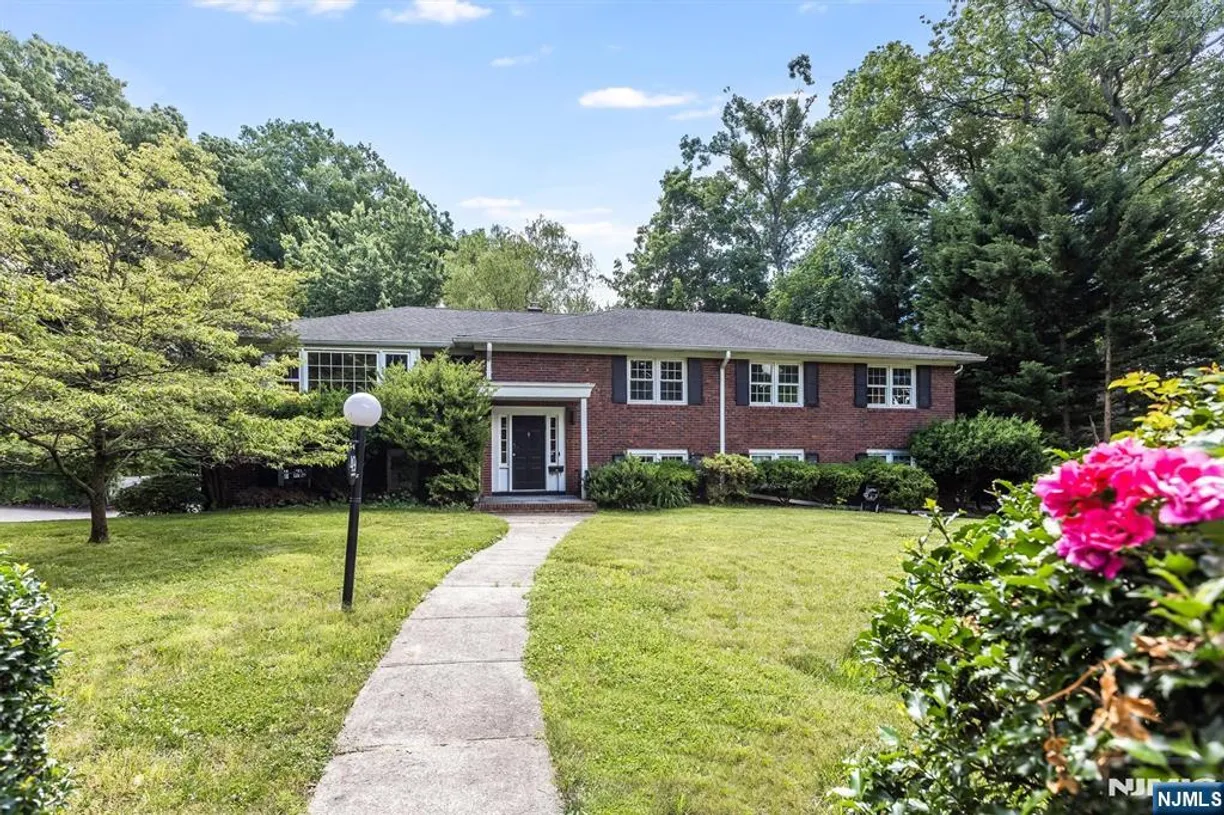 Jersey City/Hoboken Real Estate | View 49 Stonebridge | 5 Beds, 3 Baths