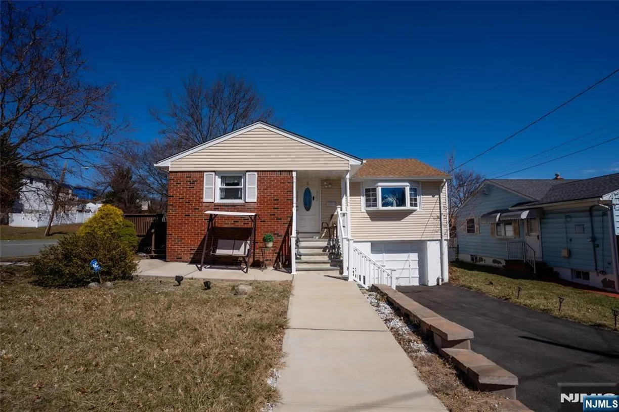 Jersey City/Hoboken Real Estate | View 320-322 Maitland | 3 Beds, 2 Baths