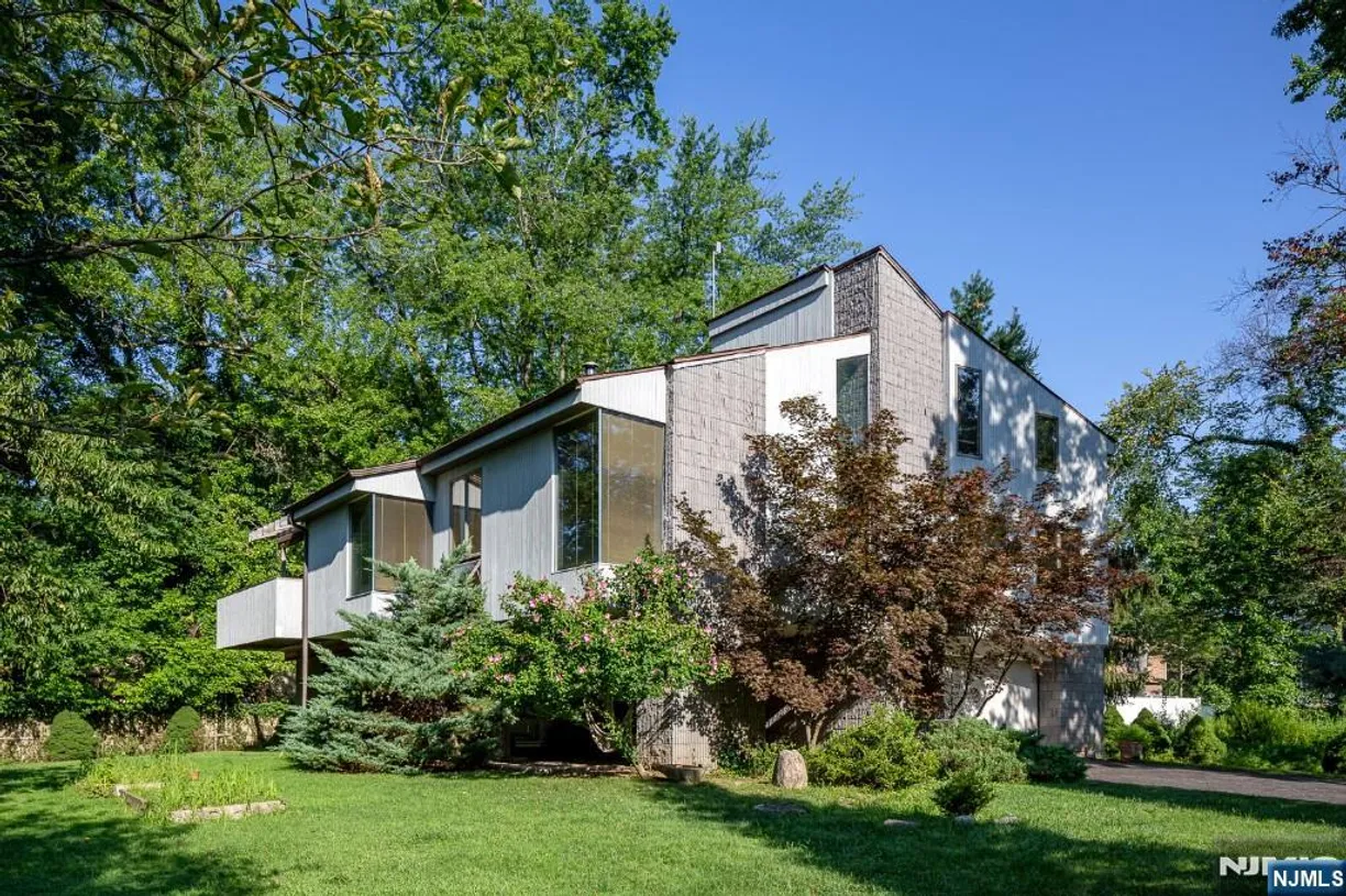 Bergen County Real Estate | View 17 Sycamore | 4 Beds, 3 Baths