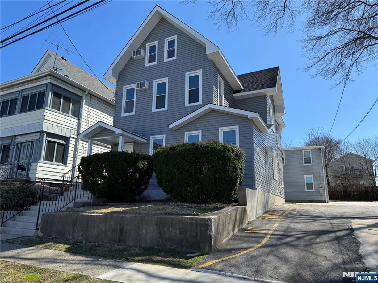 Bergen County Real Estate | View 194 Everett, 1 | 3 Beds, 1 Bath