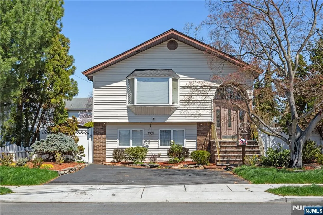 Bergen County Real Estate | View 9 Redstone | 3 Beds, 2 Baths