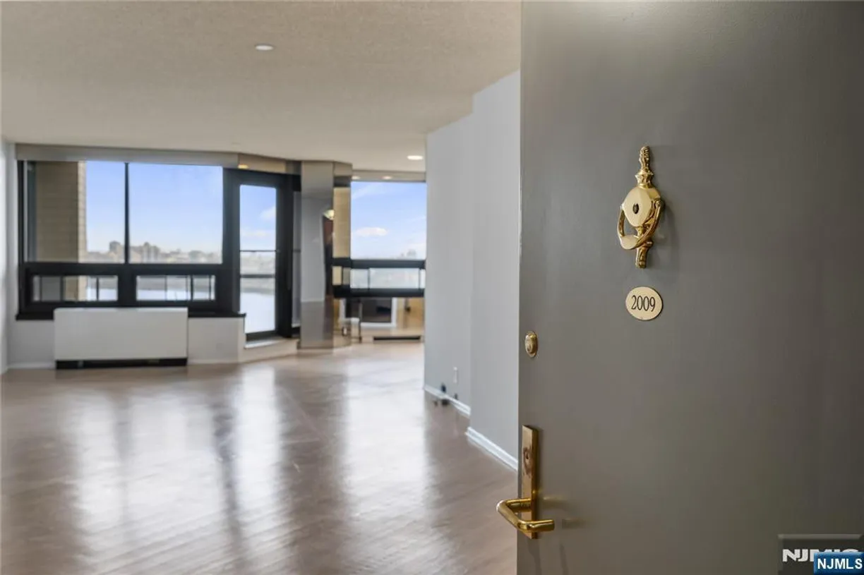 Bergen County Real Estate | View 800 Palisade, 2009 | 2 Beds, 2 Baths