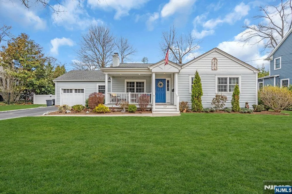 Bergen County Real Estate | View 709 Albert | 3 Beds, 2 Baths