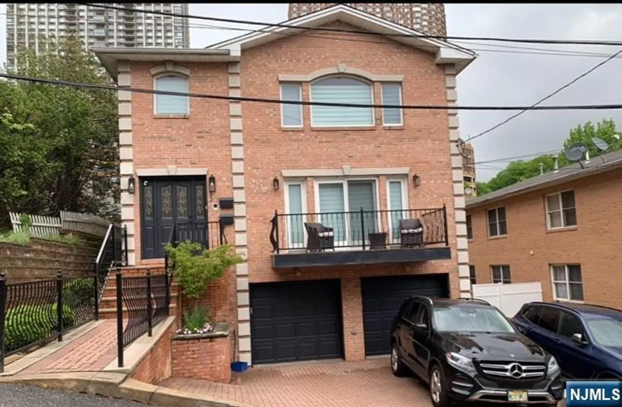 Bergen County Real Estate | View 23 Leary, 2nd floor | 3 Beds, 2 Baths