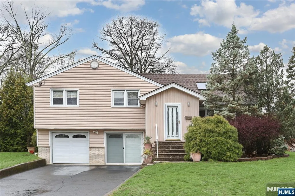 Bergen County Real Estate | View 318 Willow | 4 Beds, 3 Baths