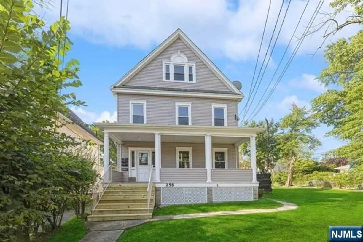 Bergen County Real Estate | View 258 Englewood, 3 | 2 Beds, 1 Bath