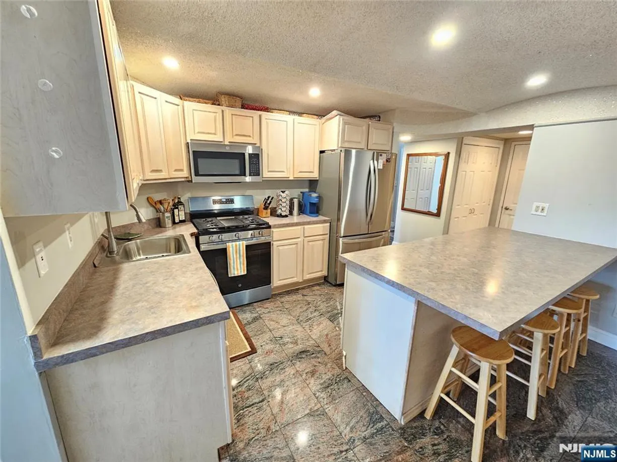 Jersey City/Hoboken Real Estate | View 403 Heights, 4 | Listing