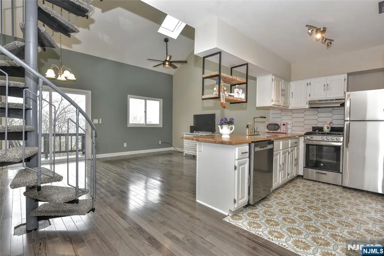 Jersey City/Hoboken Real Estate | View 3 Davos, 6 | Listing