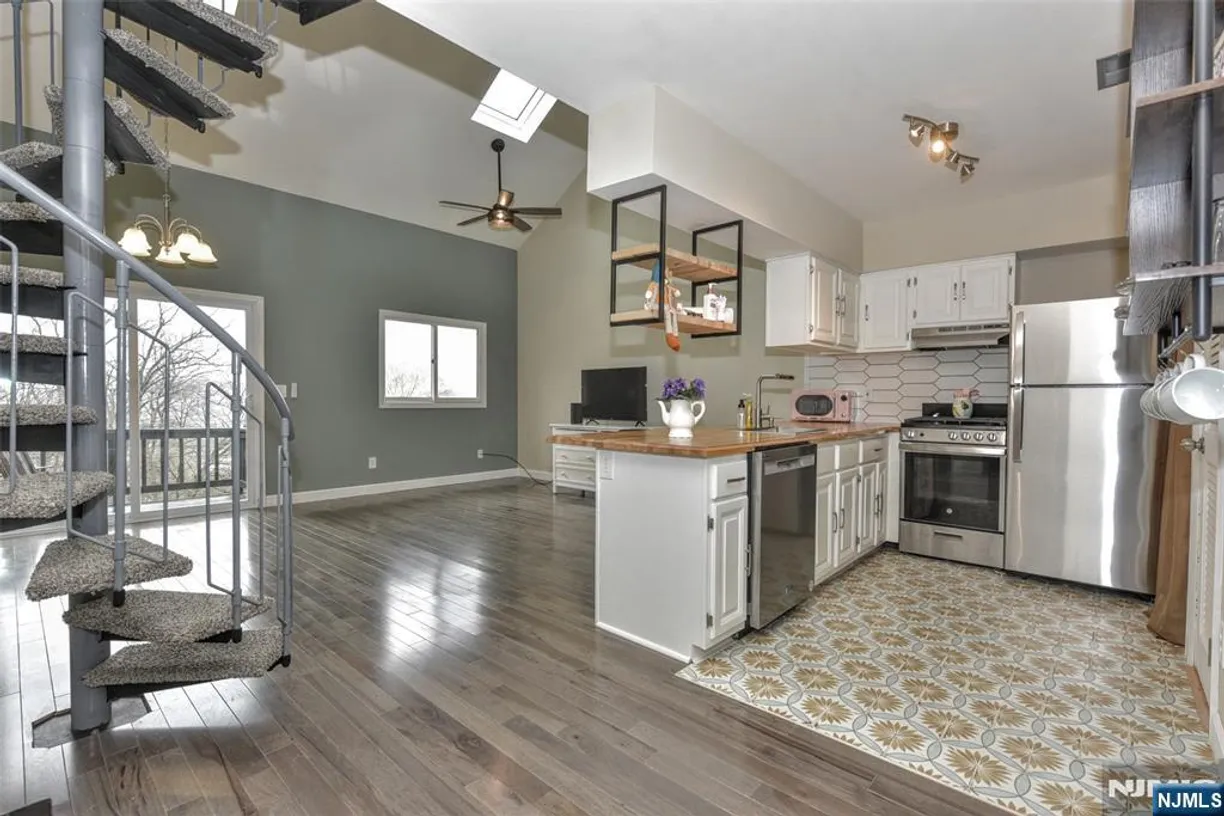 Jersey City/Hoboken Real Estate | View 3 Davos, 6 | 2 Beds, 1 Bath