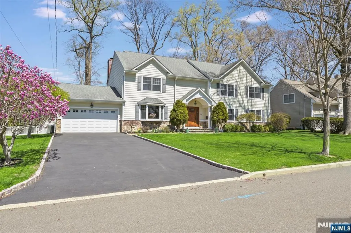 Bergen County Real Estate | View 956 Amaryllis | 5 Beds, 4 Baths