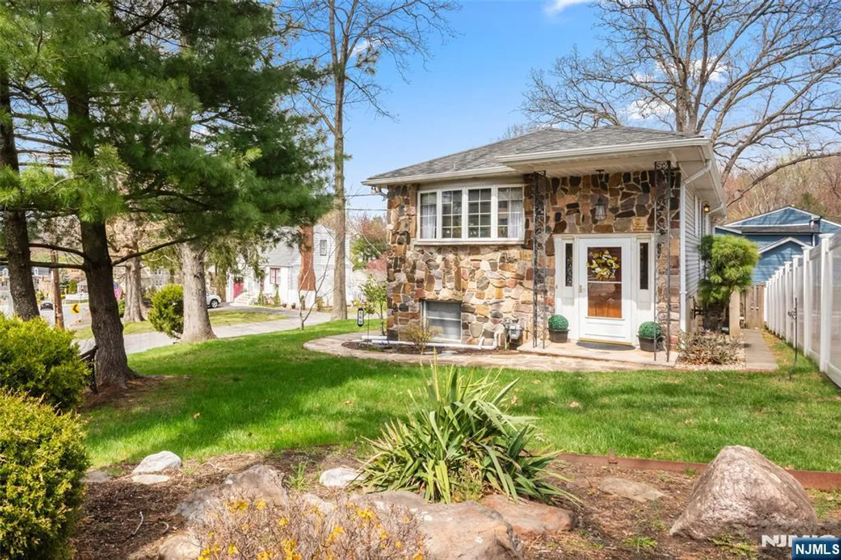 Jersey City/Hoboken Real Estate | View 569 Eagle Rock | 2 Beds, 2 Baths