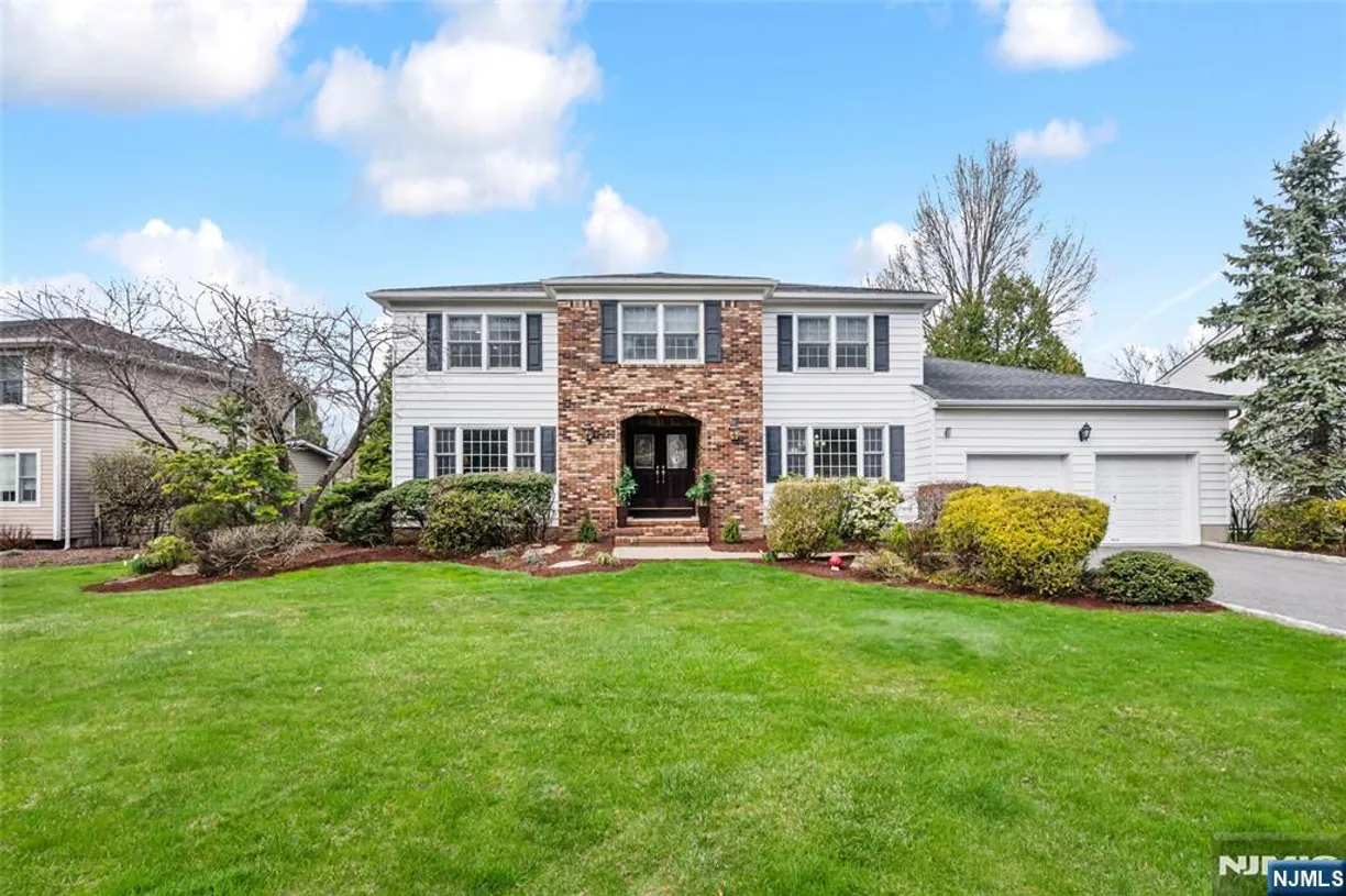 Jersey City/Hoboken Real Estate | View 20 Windridge | 5 Beds, 3 Baths