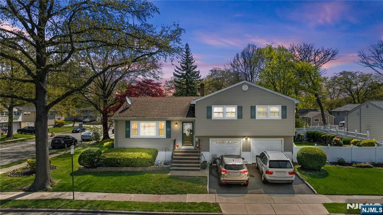 Jersey City/Hoboken Real Estate | View 71 Dalebrook | 3 Beds, 2 Baths