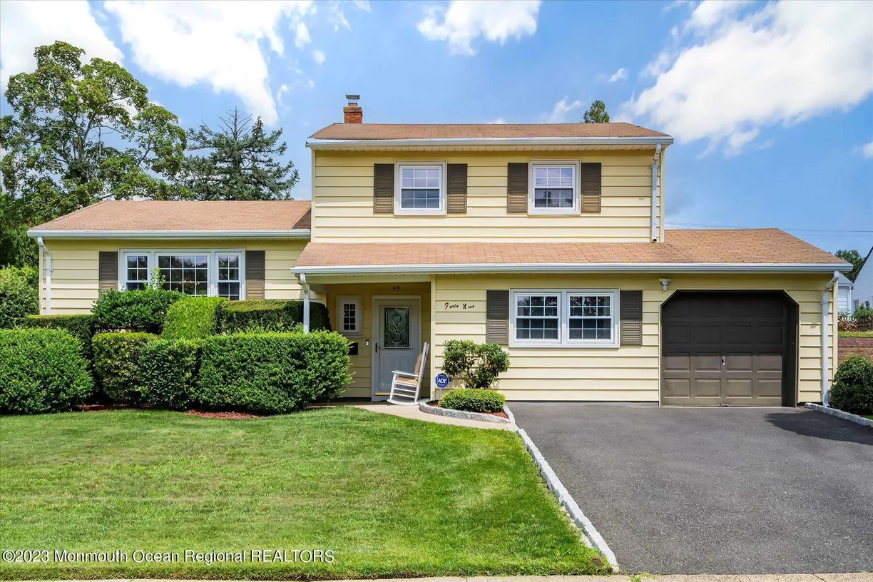Rockland/Orange/NJ Real Estate | View 49 Fanwood Drive | 4 Beds, 2 Baths | View 1