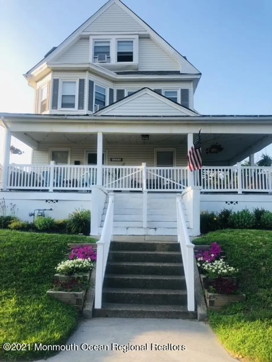 Rockland/Orange/NJ Real Estate | View 204 4th Avenue | 7 Beds, 2 Baths
