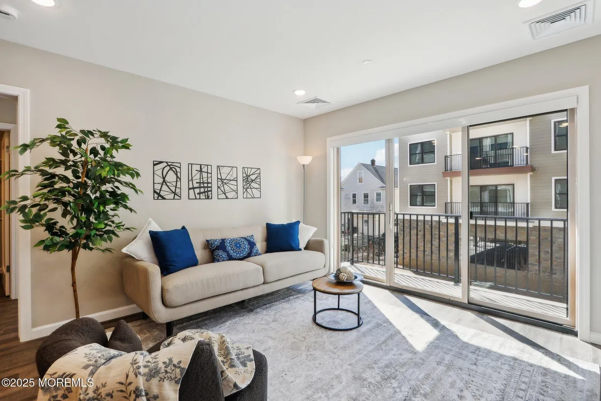 Rockland/Orange/NJ Real Estate | View 258 Morris Avenue, 212 | Listing