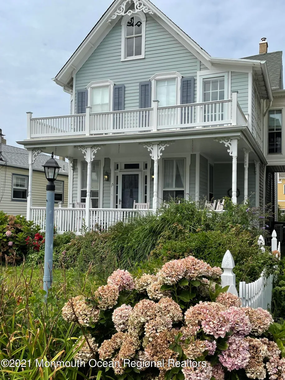 Rockland/Orange/NJ Real Estate | View 15 Pitman Avenue | 5 Beds, 3 Baths