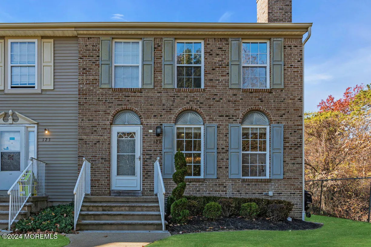 Rockland/Orange/NJ Real Estate | View 121 Liverpool Court | 3 Beds, 2 Baths