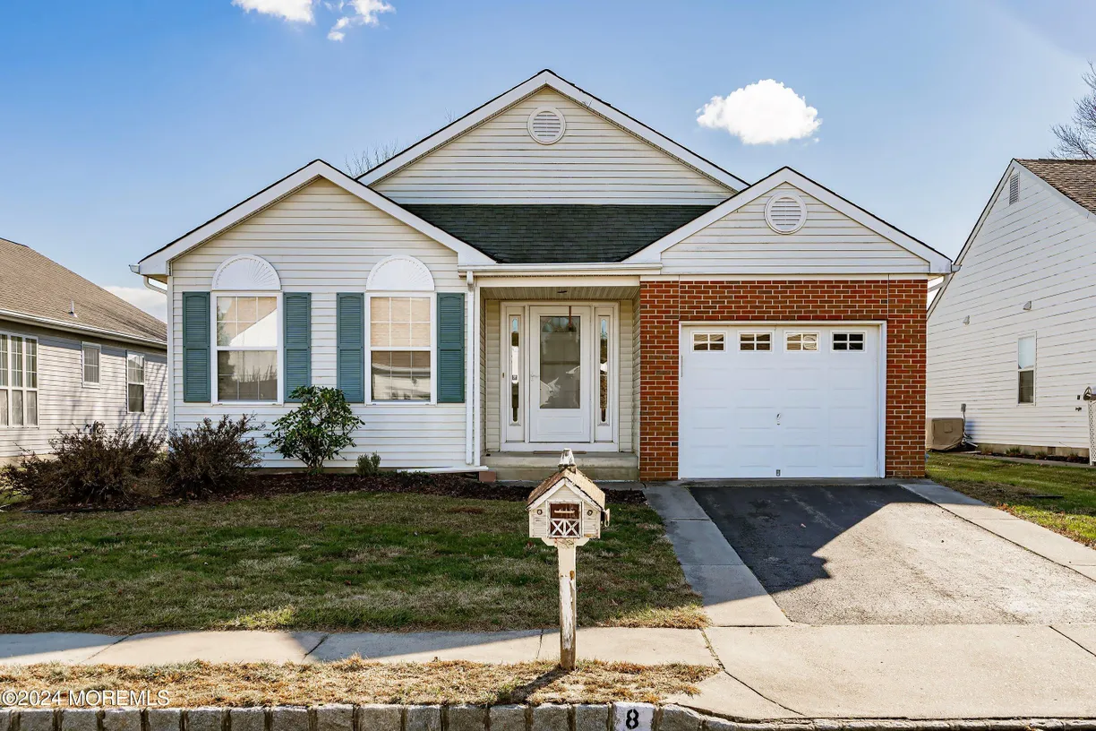 Rockland/Orange/NJ Real Estate | View 8 Blackpool Way | 2 Beds, 2 Baths