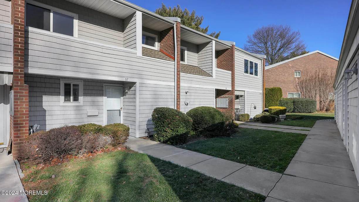 Rockland/Orange/NJ Real Estate | View 37 Locust Way | 2 Beds, 1 Bath