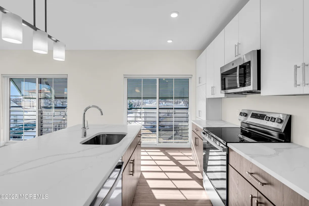 Rockland/Orange/NJ Real Estate | View 19 Carr Avenue, 303 | 2 Beds, 2 Baths