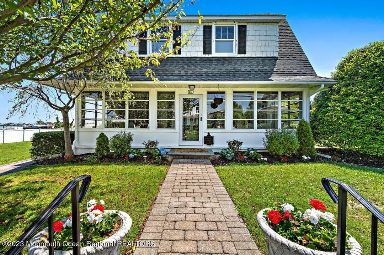 Rockland/Orange/NJ Real Estate | View 27 Shrewsbury Drive | 3 Beds, 2 Baths