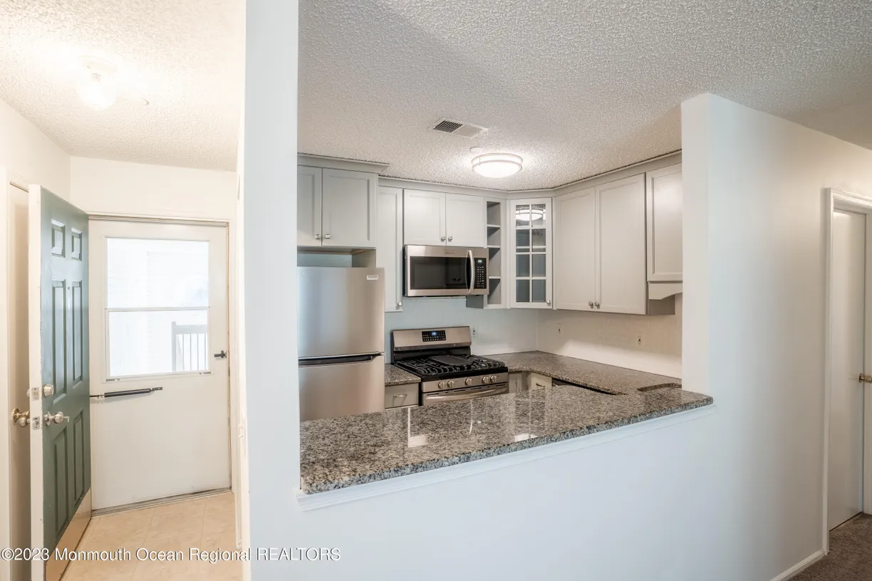 Rockland/Orange/NJ Real Estate | View 92 Des Moines Court | 3 Beds, 2 Baths